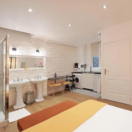 Beautiful And Cosy Small Well Located Apartment Paris